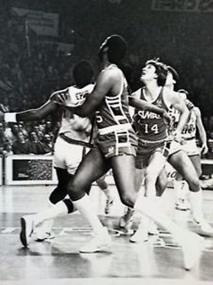 Carroll e Schoene contrastati sotto canestro